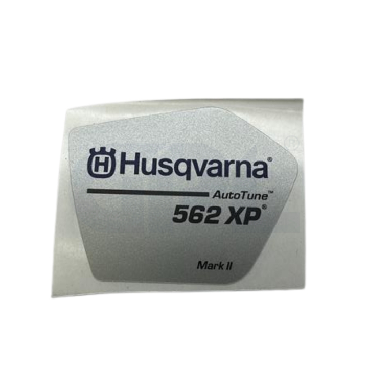 LABEL 562XP MKII i gruppen Reservdelar Motorsågar / Husqvarna Motorsågar 500-serie / Reservdelar Husqvarna 562XP/G Mark II hos Motorsågsbutiken (5362290-03)
