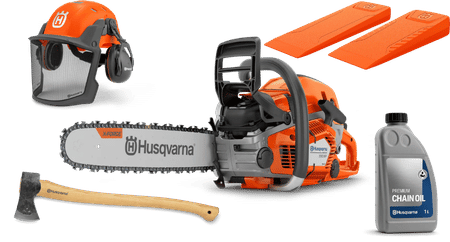 Motorsåg med kedjeolja, skogsyxa, hjälm och fällkilar