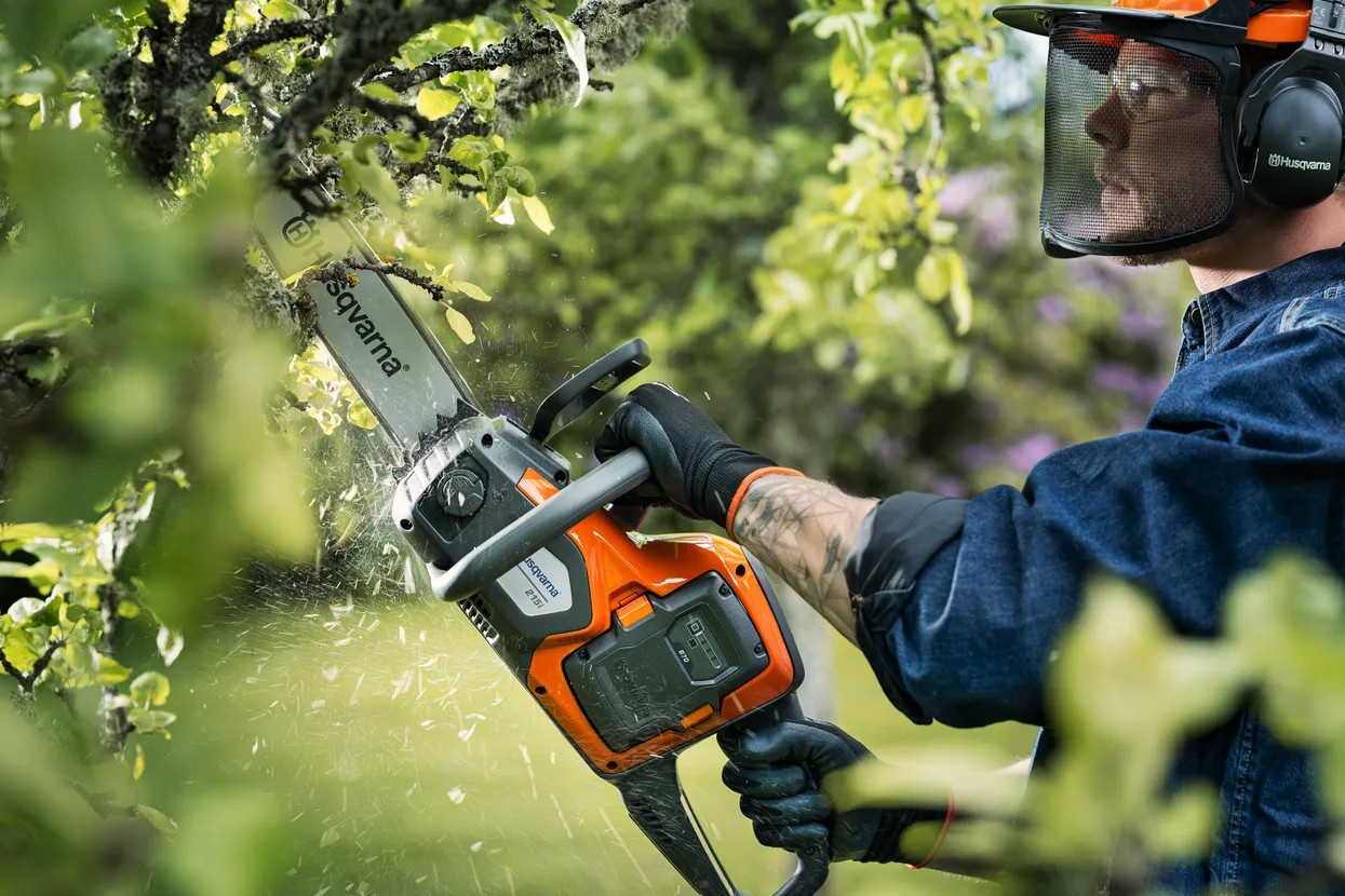 Husqvarna 215i batteridriven motorsåg med batteri och laddare