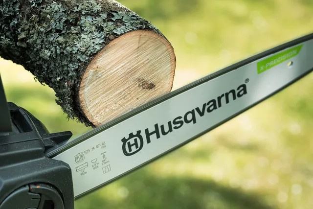 Husqvarna 215i batteridriven motorsåg med batteri och laddare