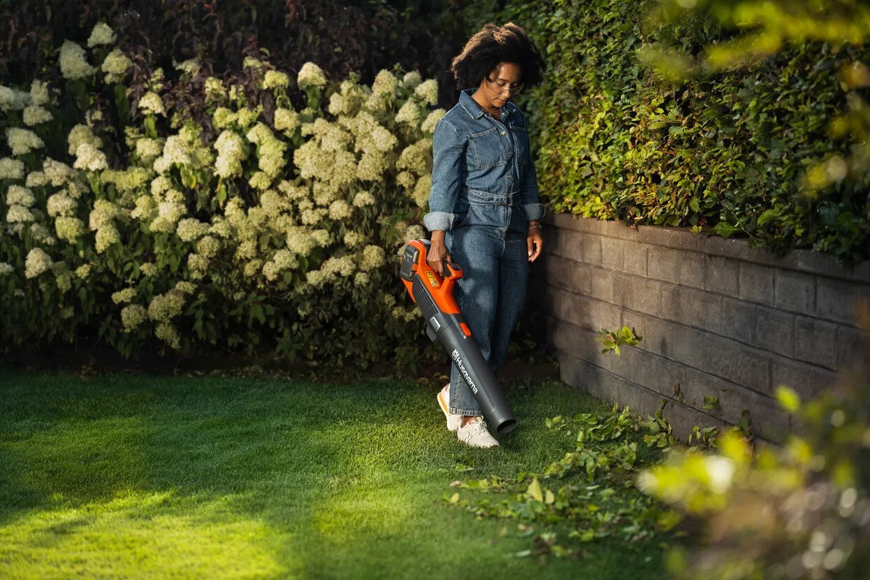 Husqvarna 122iB batteridriven lövblås med batteri och laddare