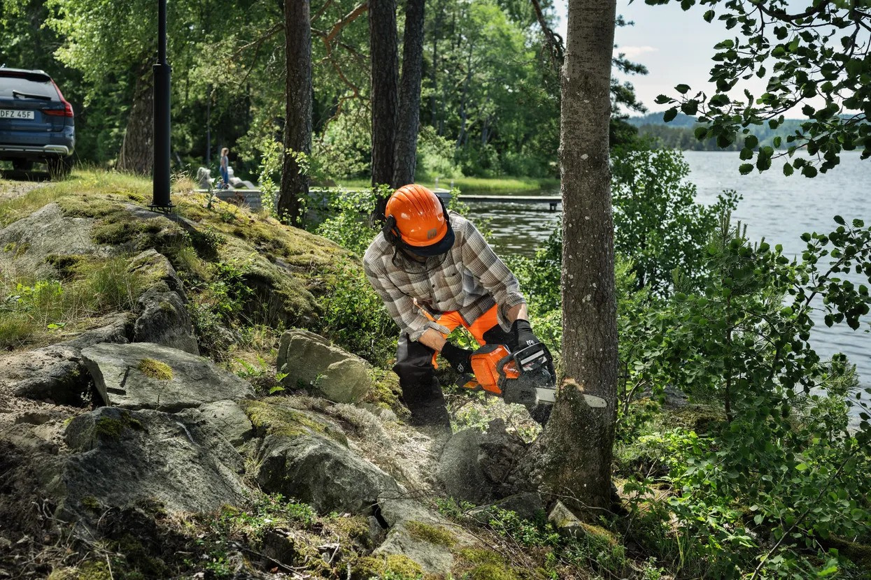 Husqvarna 242i batteridriven motorsåg med batteri och laddare